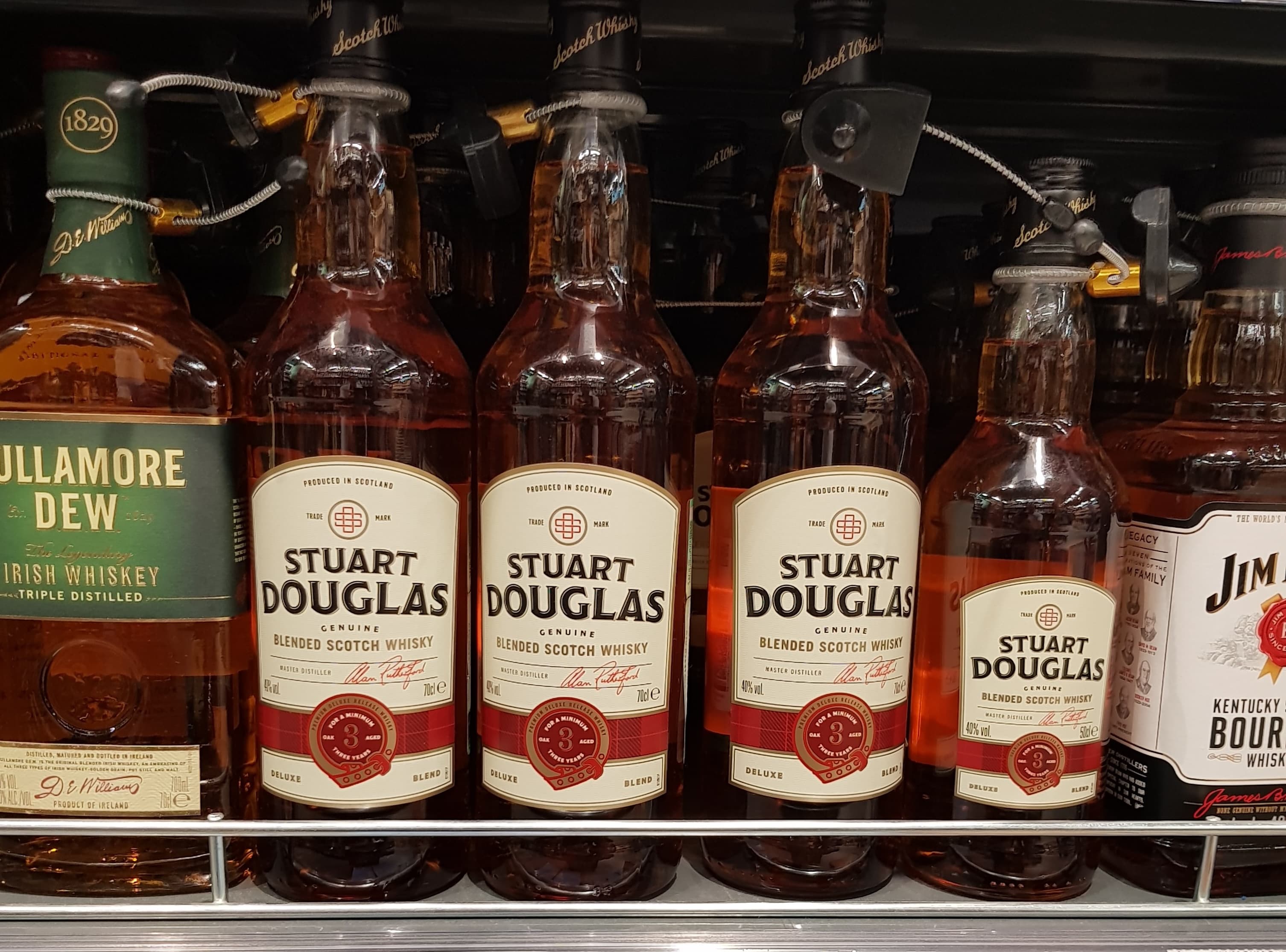 Stuart Douglas 0.7L и 0.5L на полке магазина