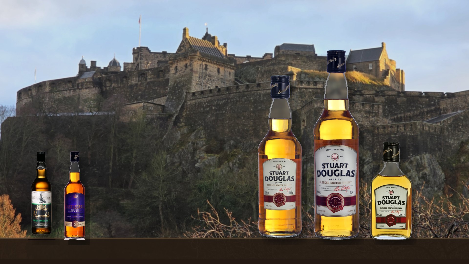 Бутылки Stuart Douglas, Castlecraig и Ravendale на фоне Эдинбургского замка